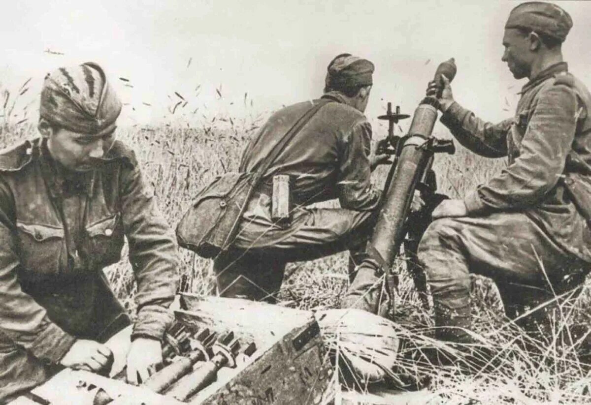 Артиллеристы открывают рот. 120 Мм миномет Великая Отечественная. 82мм минометы РККА В ВОВ. Подготовка Минометчиков 82 мм минометов в 1943 г.. Минометная батарея 1941.