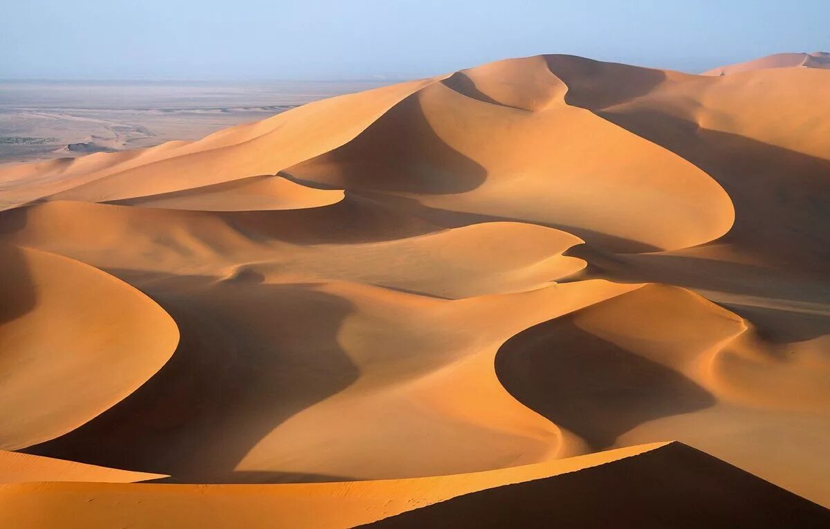 Наибольшая пустыня в мире. Африка пустыня сахара. Песчаные дюны Алжир. Пустыни: сахара, Ливийская, Намиб, Калахари.. Алжир сахара.