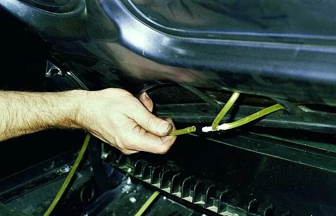 Поменял форсунку омывателя заднего стекла - Volvo V70 II, 2,4 л, 2003 года своим