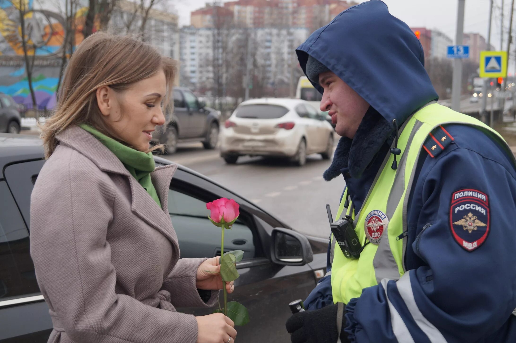 Женщина дорогах водители. ГИБДД цветы. Женщины в ГИБДД. Сотрудники ГИБДД Сергиев Посад.