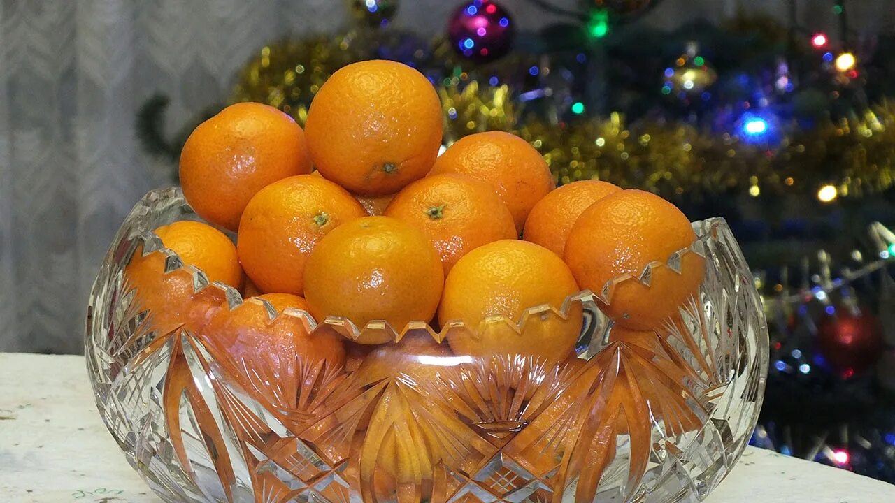 Сколько надо мандаринов. Новогодний мандарин.. Мандарины новый год. Мандарины на столе. Мандарины на праздничном столе.
