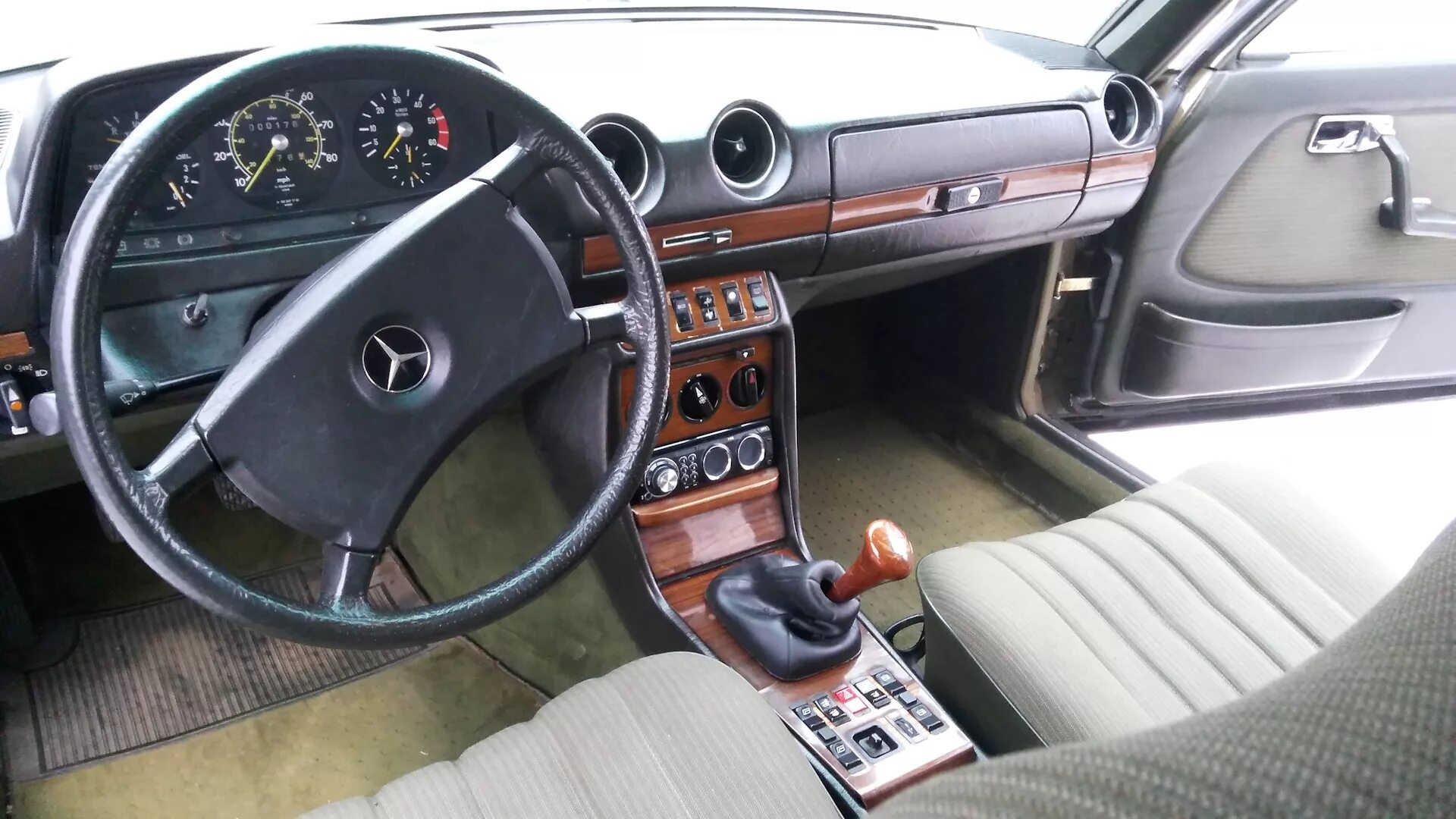 Mercedes-benz w123 салон. Mercedes w123 coupe салон. Мерседес 123 салон. Мерседес w123 салон. Mercedes-benz w123 салон.