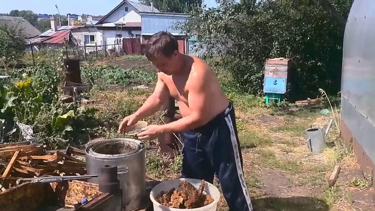 Как вытопить воск из сот. Паровой генератор для перетопки воска. паровая воскотопка из стиральной машины. парогенератор для вытопки воска своими руками. воскотопка из центрифуги.