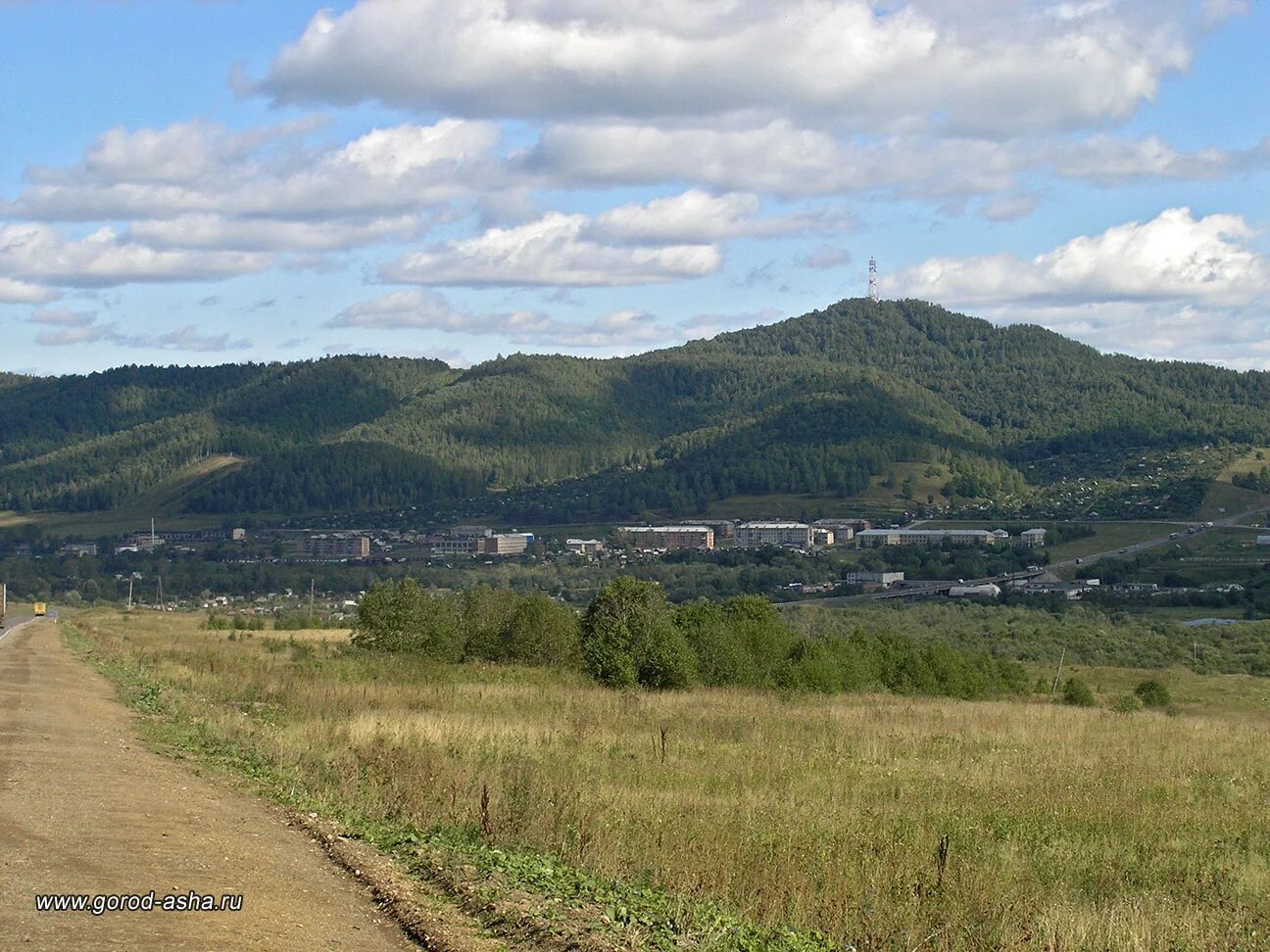 Площадь города сим. Гора романова сим. Сим ашинский район. Урал город сим. Ночной город сим челябинская область.