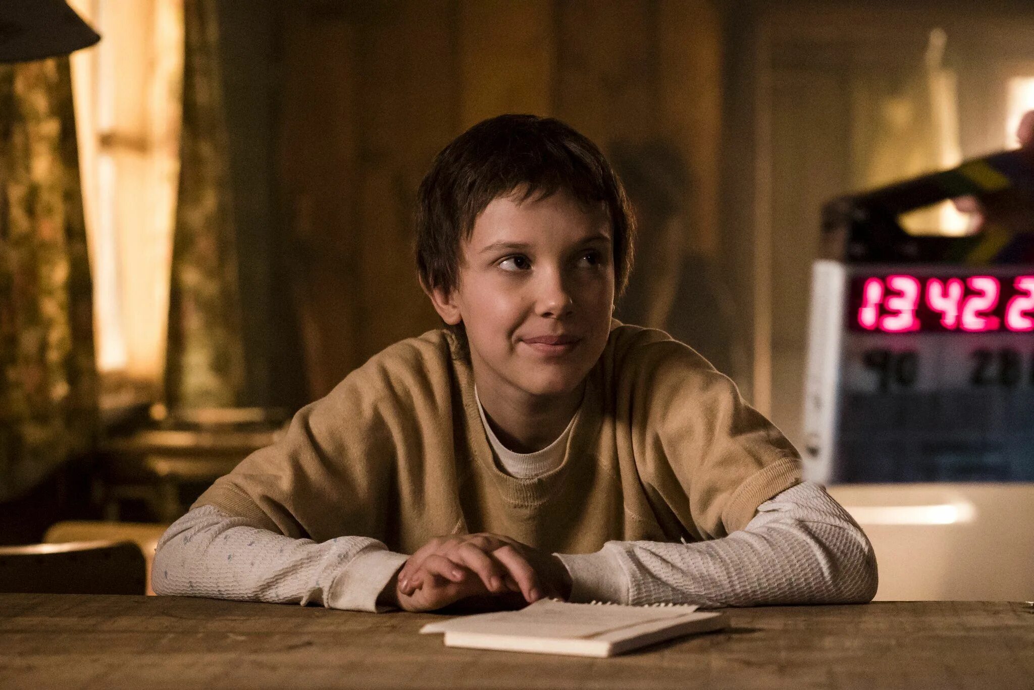 Одиннадцать осд 1 сезон. Милли бобби браун очень странные. Очень очень странные дела 1 сезон. Видео осд. Очень странные дела 11 3 сезон.