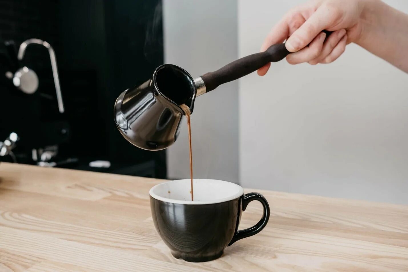 Турка для кофе. Наливает кофе. Приготовление кофе. Кофе в турке. Как делать домашнее кофе