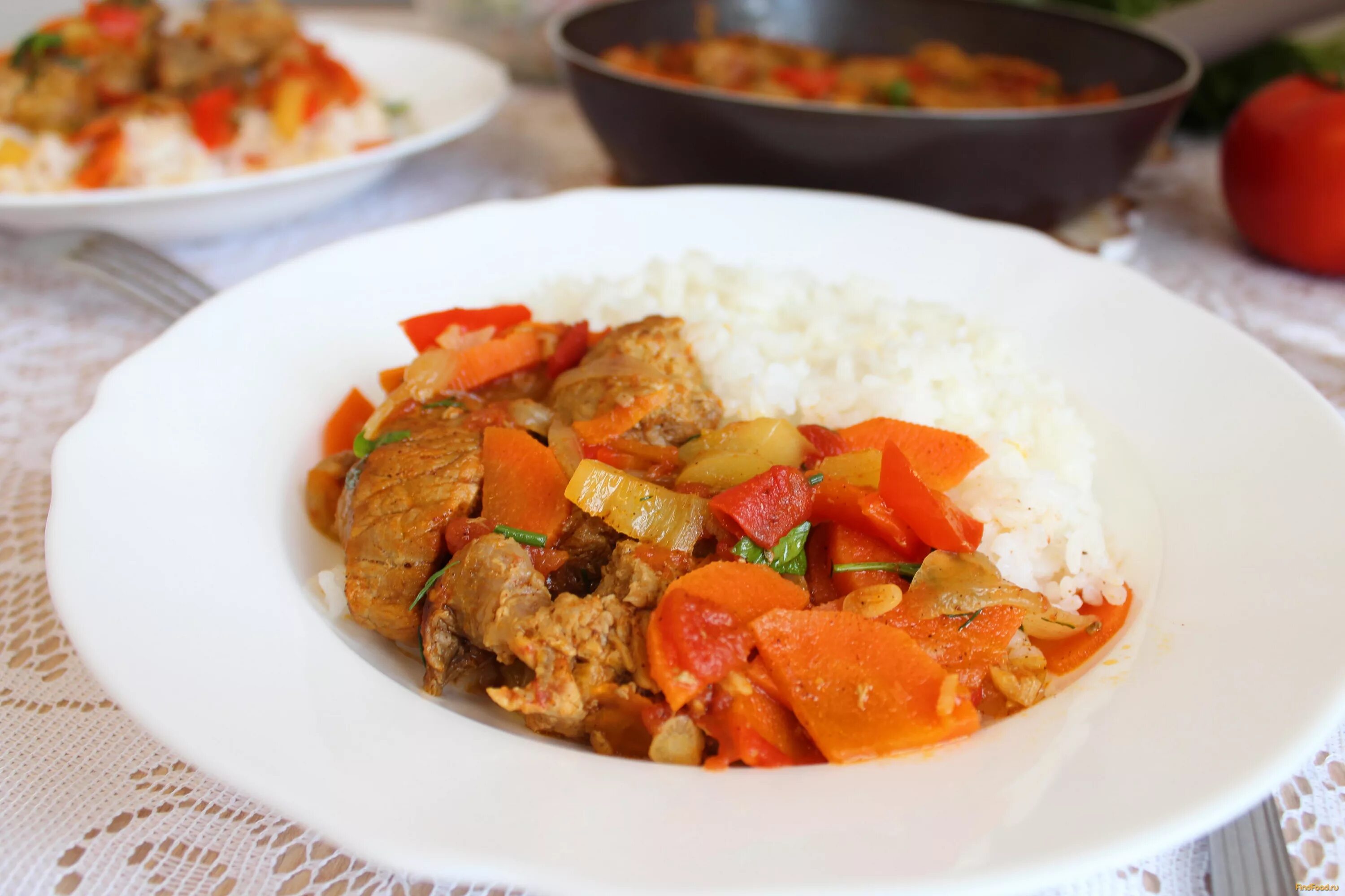 мясной гуляш с овощами. венгерская кухня гуляш. гуляш из свинины с болгарским перцем. блюда из паприки копченой. гуляш с паприкой.