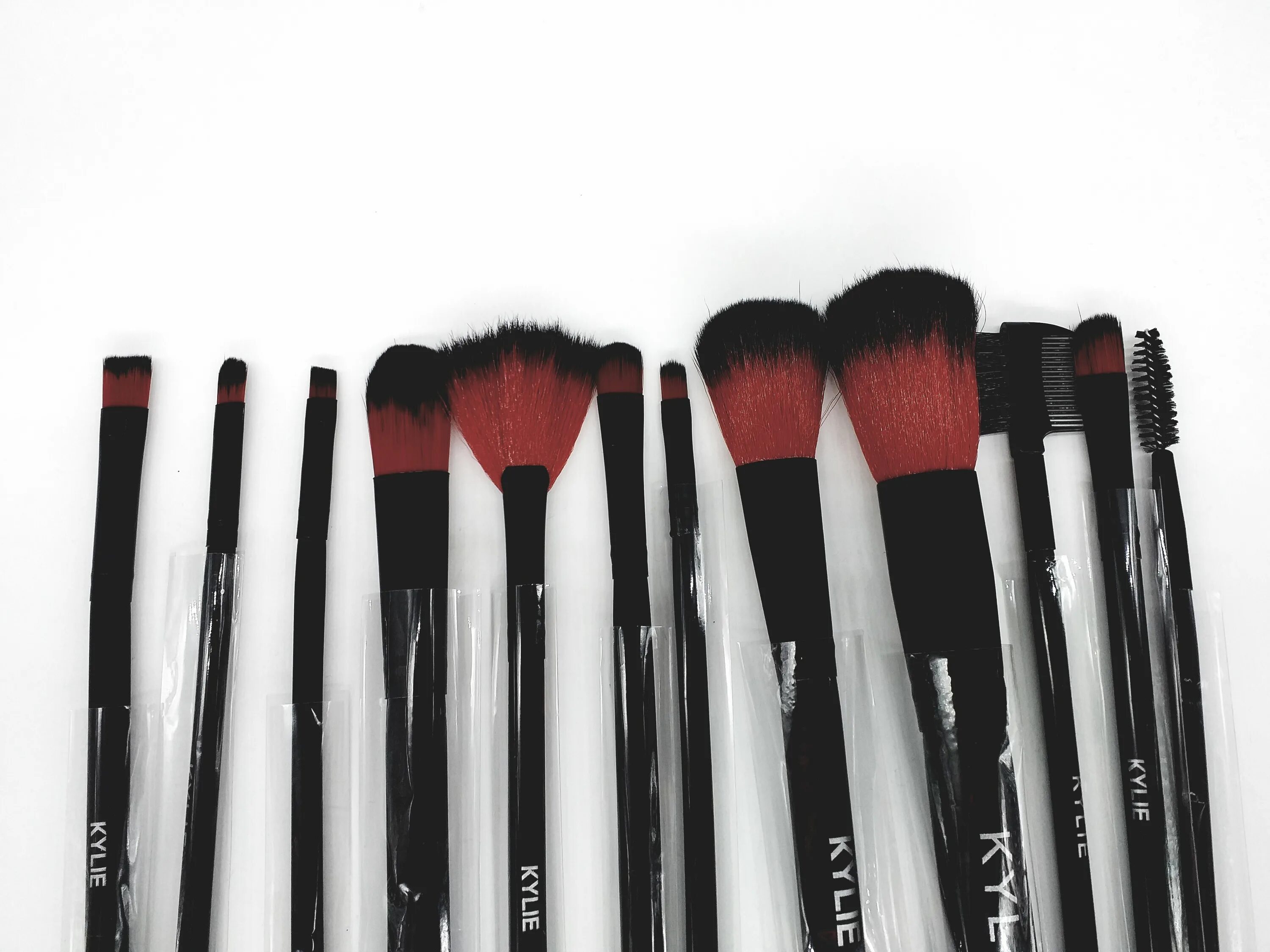 Магазин кисточка курган. Магазин кисточка. Redhead кисть 1352. Магазин кисточка. Кисть длинная.