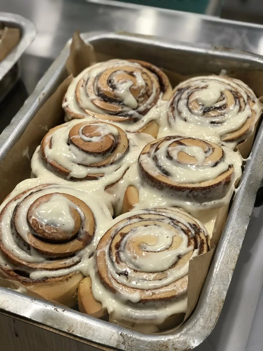 Американские булочки синабон. Булочки с корицей синабон. Синнабон. Cinnabon булочки. 5 синабонов.