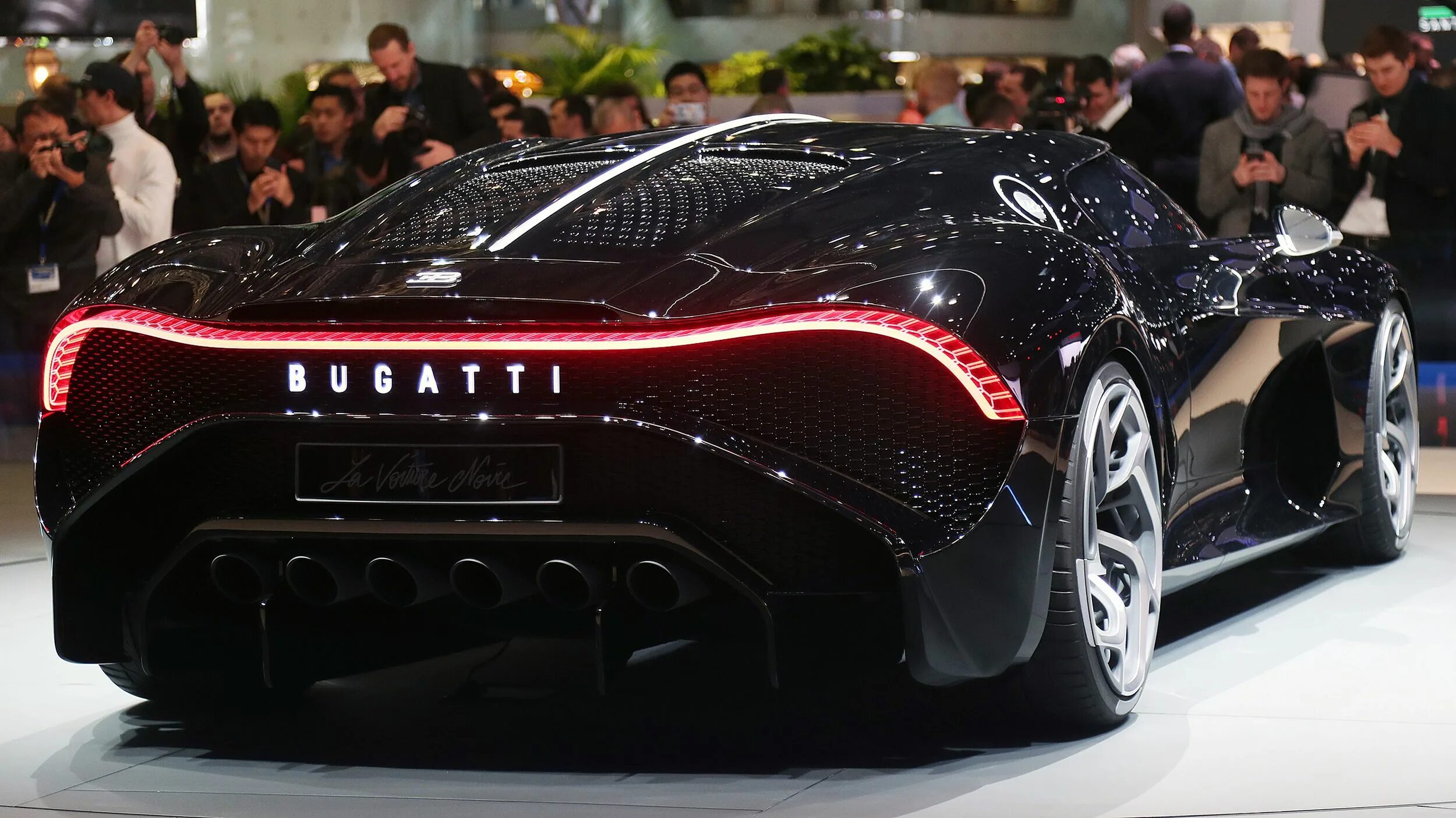 Машина Bugatti la voiture noire. Машина Bugatti Chiron cr7. Бугатти Bugatti la voiture noire. Bugatti Chiron noire. Bugatti noire цена