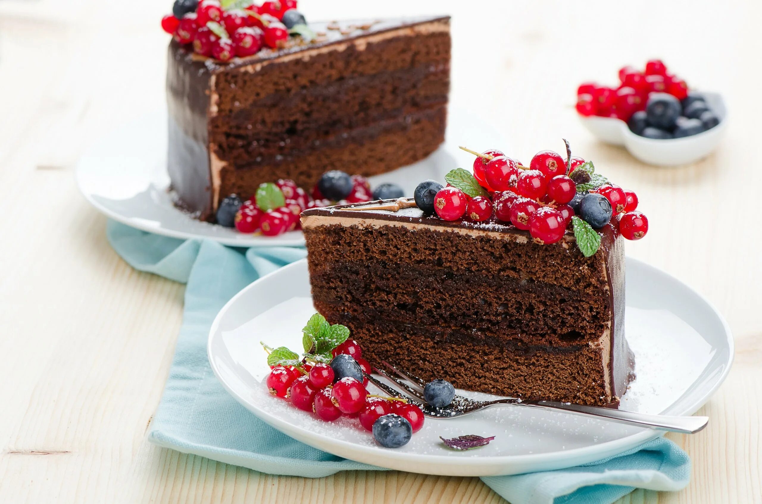Кусок торта. Тортики пирожные. Кусок шоколадного торта. Шоколадный торт с ягодами. 2 пирожных на тарелке