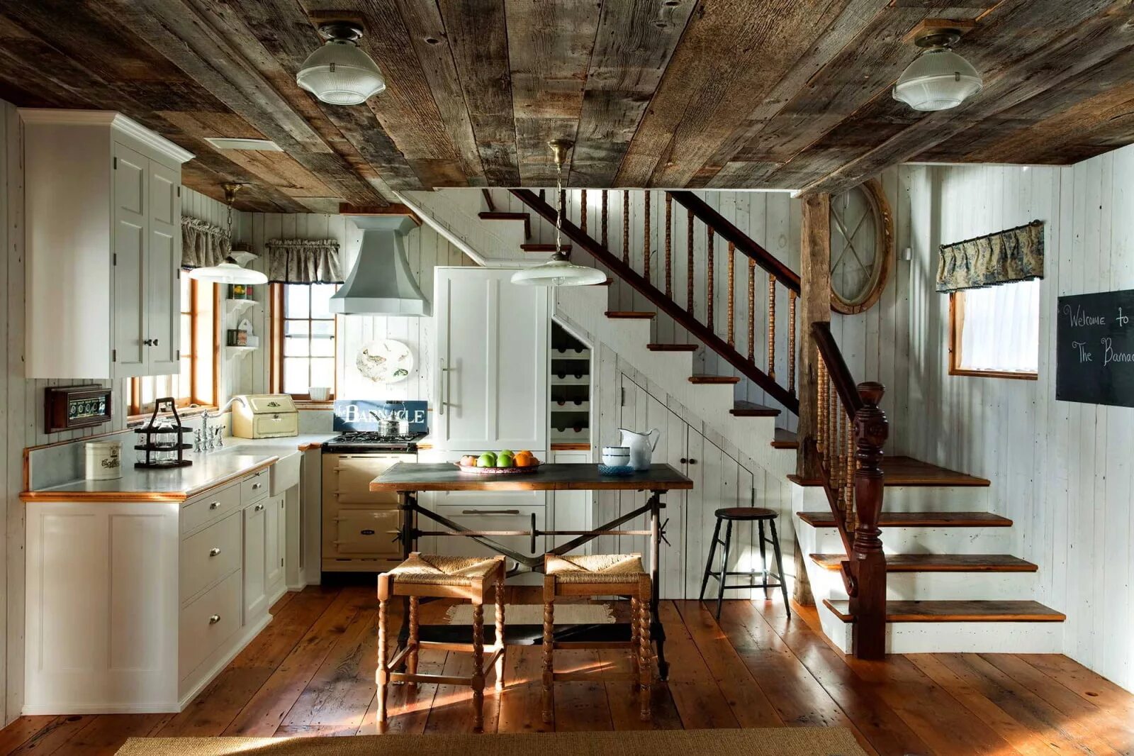 Кухня на первом этаже. Кухня под лестницей. Отделка кухни в деревянном доме. Интерьер кухни с лестницей. Кухня гостиная в деревянном доме.