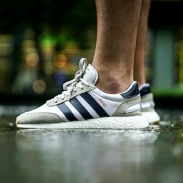 Кроссовки adidas zx boost. Adidas Iniki Runner Boost. Adidas Iniki белые. Адидас Iniki мужские белые. Кроссовки адидас иники мужские.