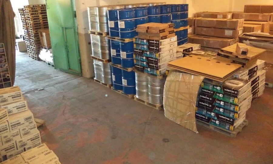 Набивные стеллажи для склада. Напольное хранение на складе. Стеллаж складской паллетный. Размещение грузов на складе. Штабель на складе.