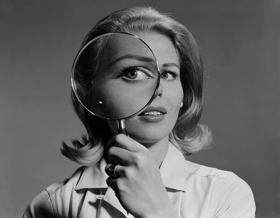 Человек винтаж. Женщина детектив. женщины 1960. женщина с лупой. винтажные люди.