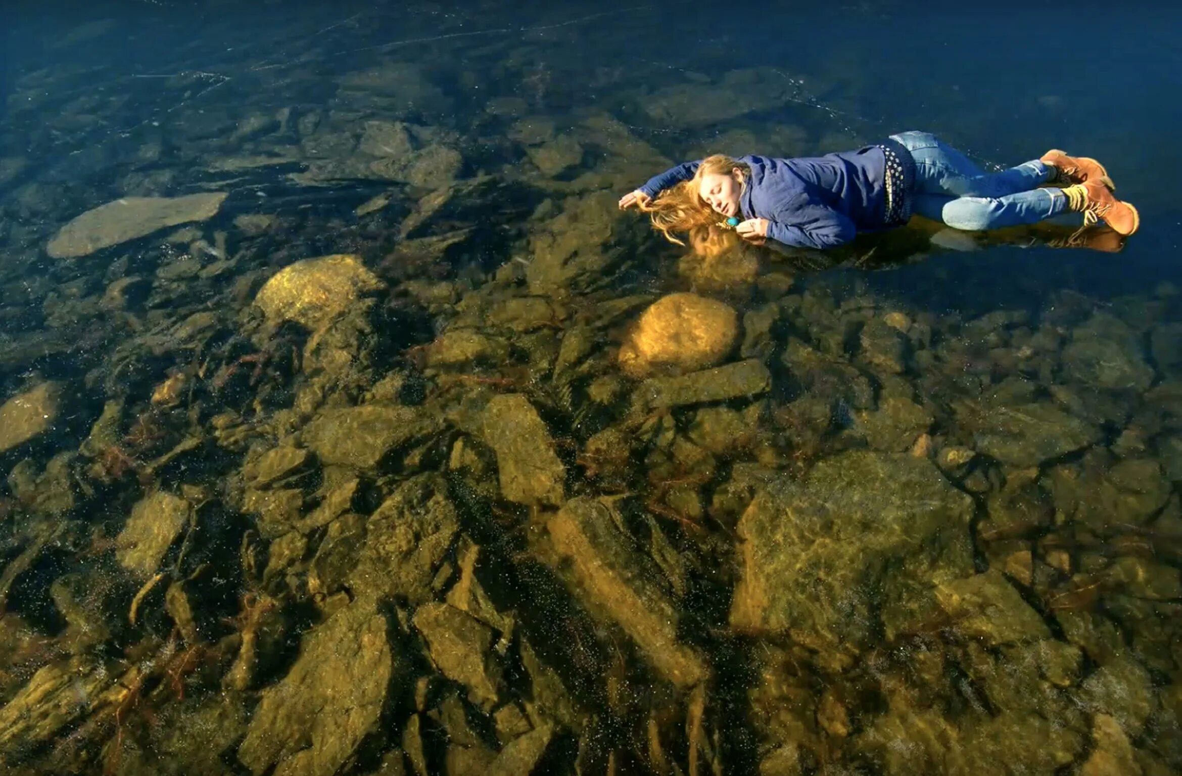 Вода из глубин байкала. Прозрачное озеро. прозрачный лед байкала. дно озера байкал. прозрачный лед на озере.