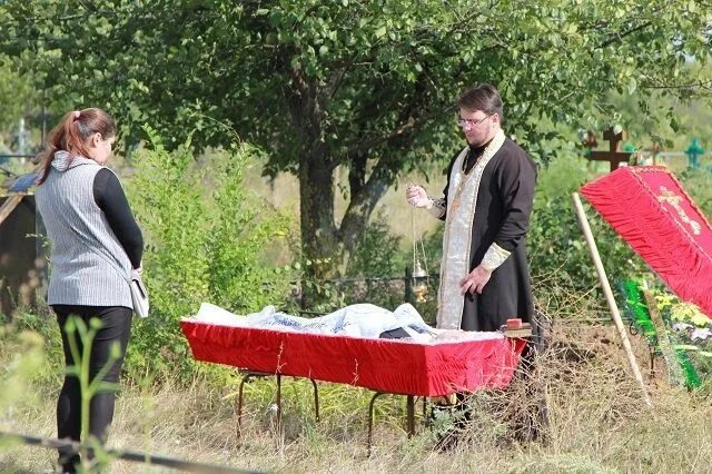 Девочка села на могилу. Девочка села на могилу