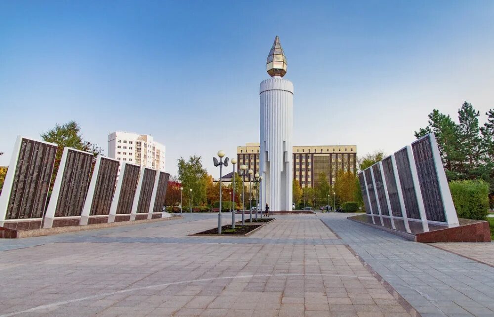 Места исторической памяти. Мемориал памяти Тюмень. Памятник на площади памяти в Тюмени. Площадь памяти Тюмень. Свечка Тюмень площадь памяти.