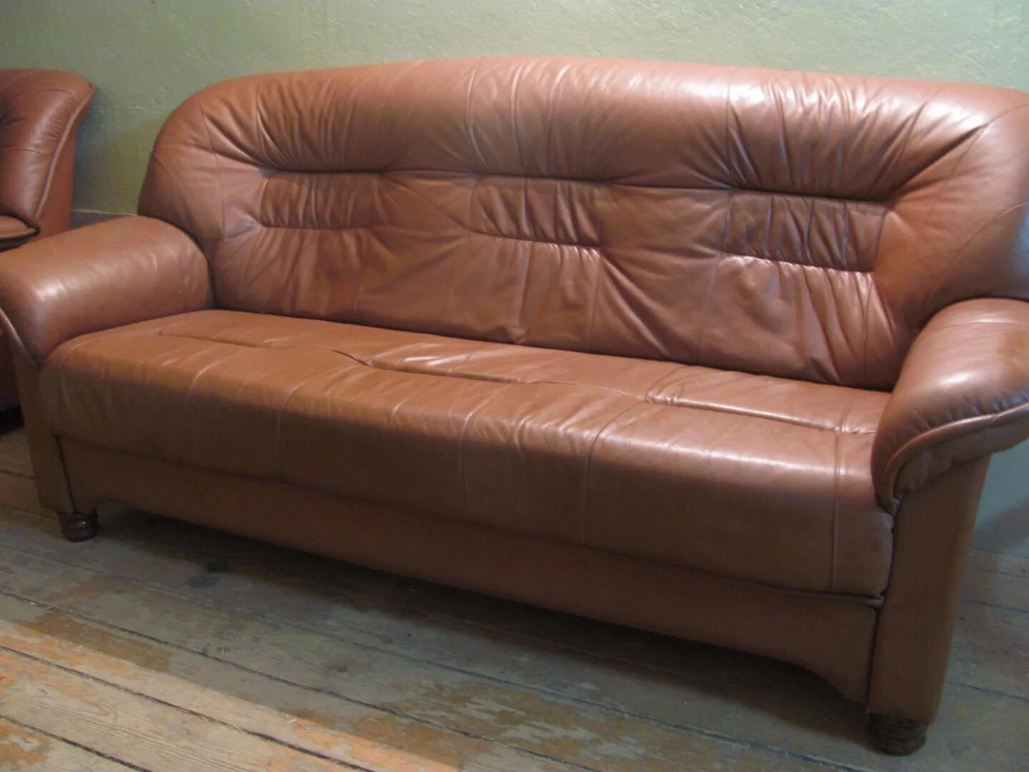 обивка мягкой мебели до и после. ремонт кожаных диванов. ремонт кожаных диванов. обивка кресла кожей. восстановление кожаной мебели на дому.