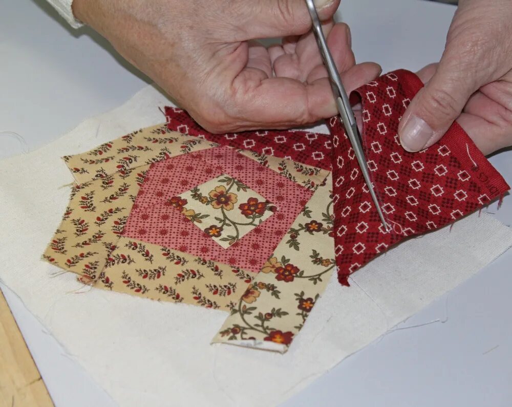 процесс шитья на машинке. мастер шито. швейная фотосессия. мастер шито. мастер класс по пошиву.