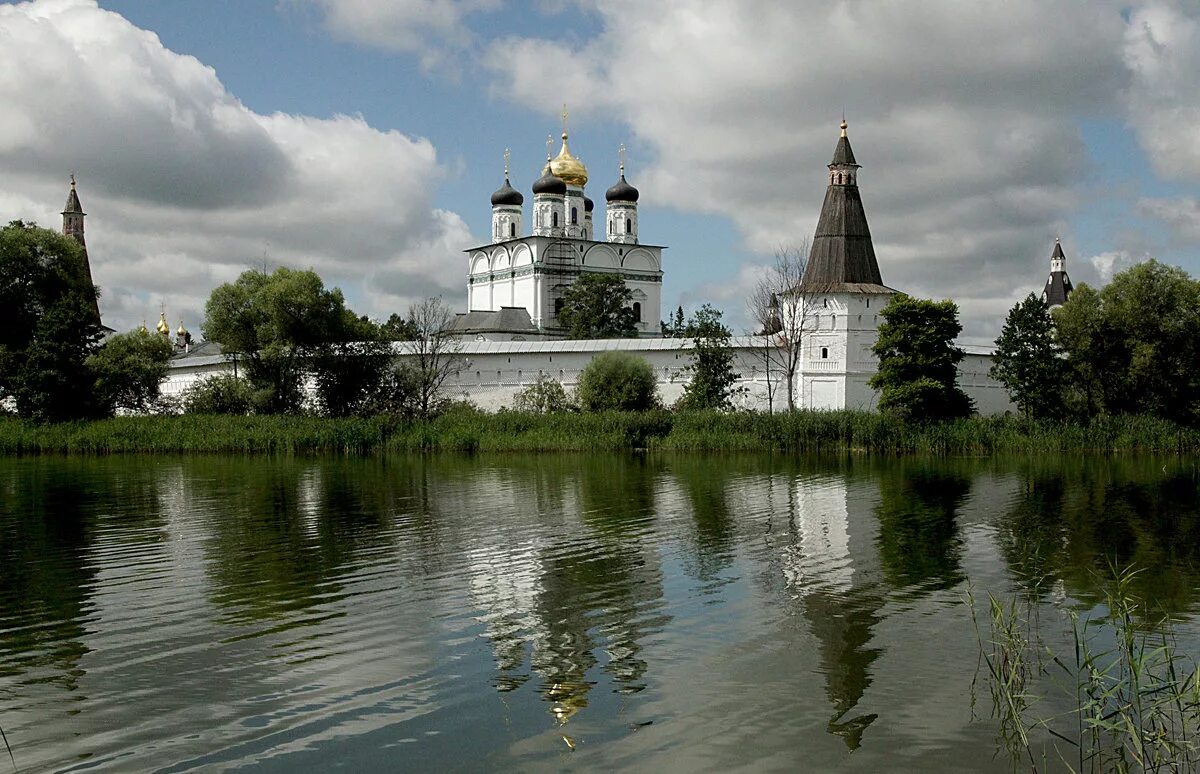 Iosifo Volotsky stauropegic monastery at the Prince's Lake. Autumn. Moscow are