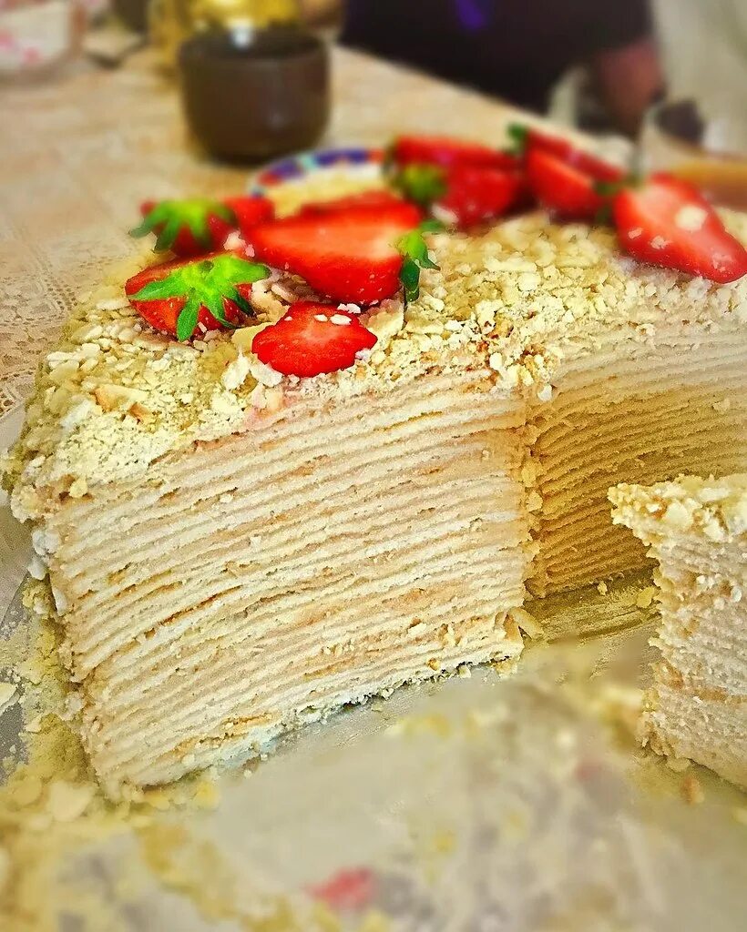 торт слоеный наполеон. наполеон с кокосовой стружкой. наполеон из сливочного масла. коржевой торт наполеон. торт наполеон коржи на воде.