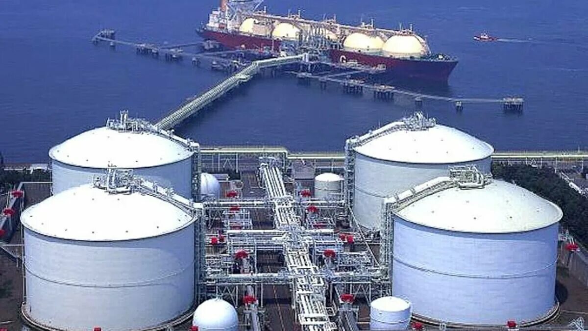 Спг сжиженный природный газ. Резервуары новатэк ямал спг. Криогенный резервуар для хранения спг. Резервуар спг. Резервуар спг вертикальный.