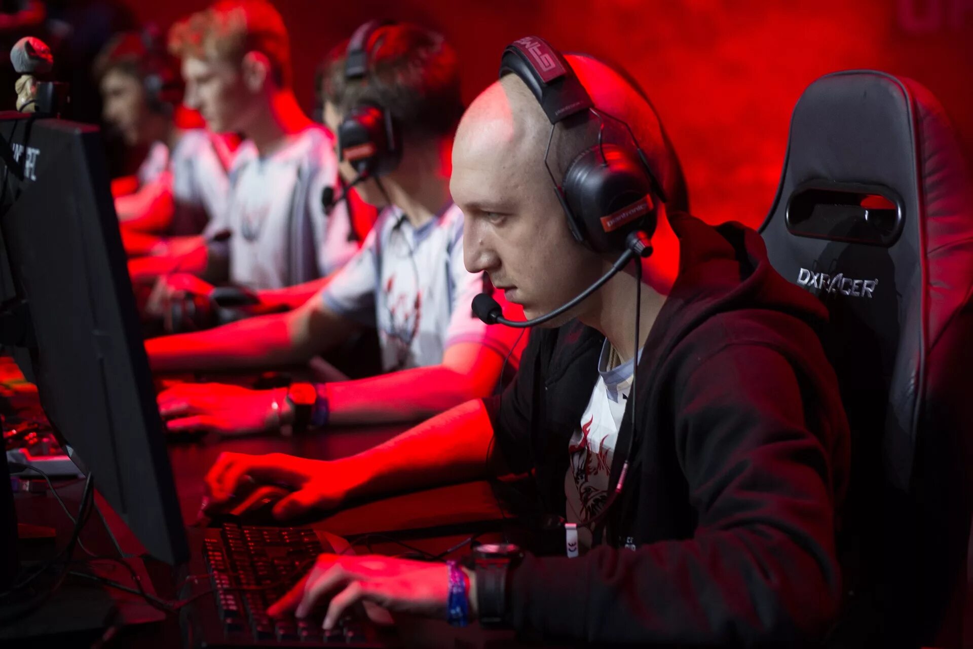 В какую игру играли в кибер папе. Dota 2 игра киберспортсмены. игрок в компьютерные игры. компьютерный турнир. киберспорт пк.