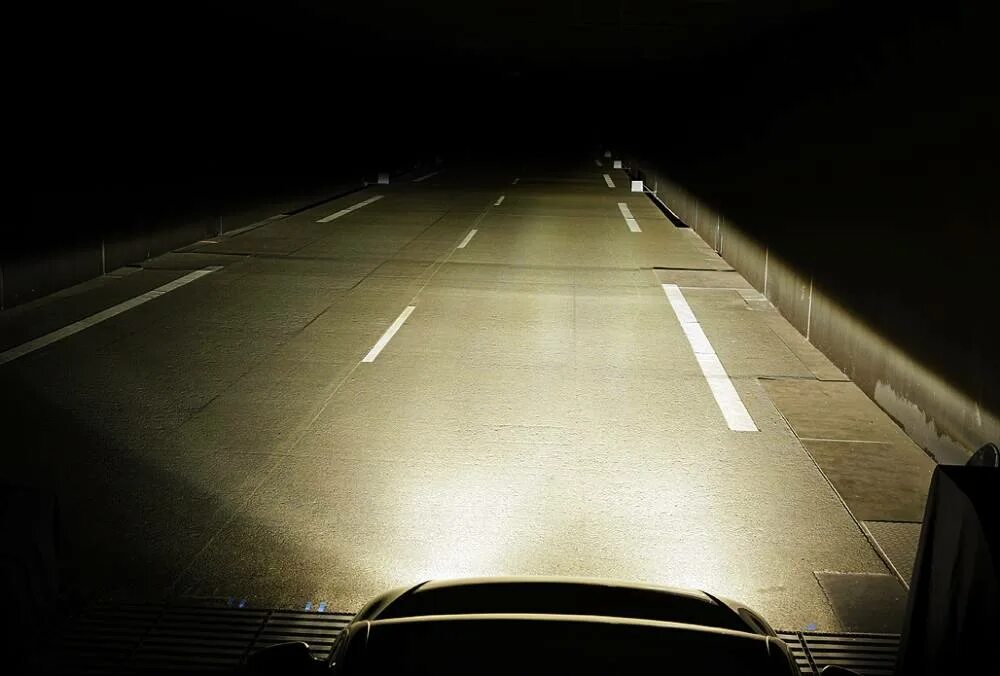 Дорога освещенная фарами. Освещение дороги фарами. Дальний и ближний свет фар ночью. Дальний свет. Свет фар авто.