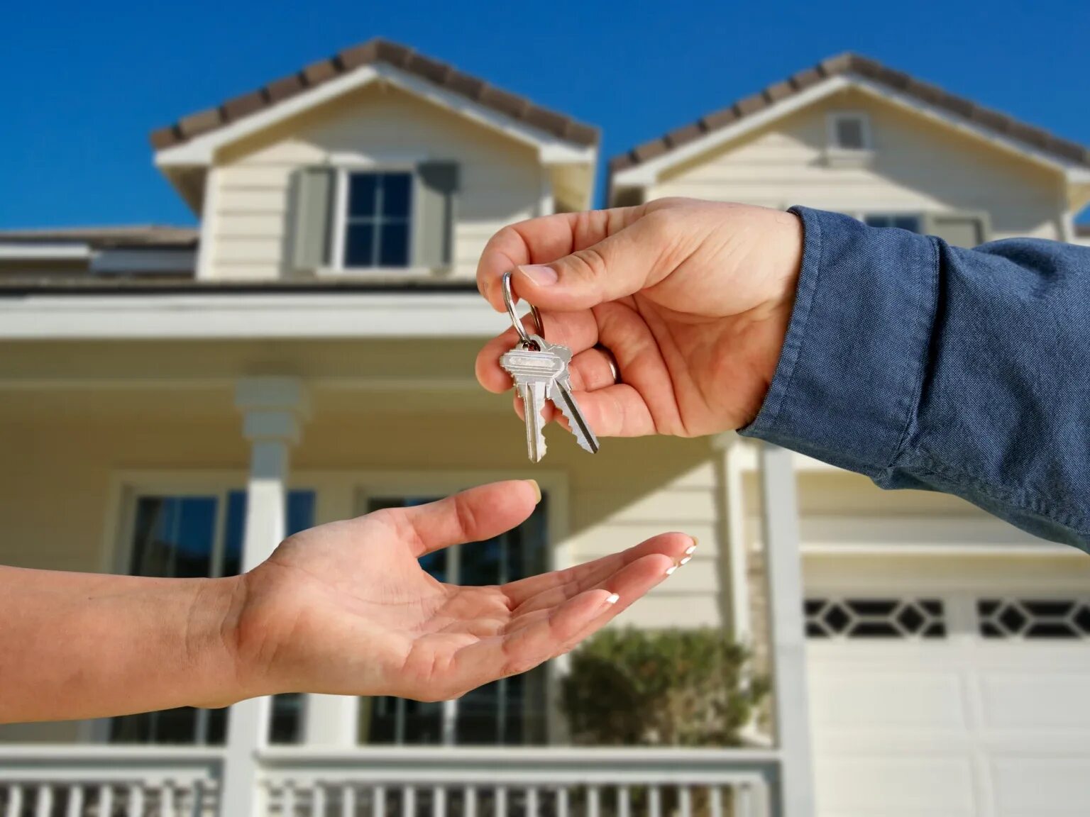 Недвижимость оформление покупка. Домик с ключами. Сделки с недвижимостью. Ключи от квартиры. «Ключи к дому».