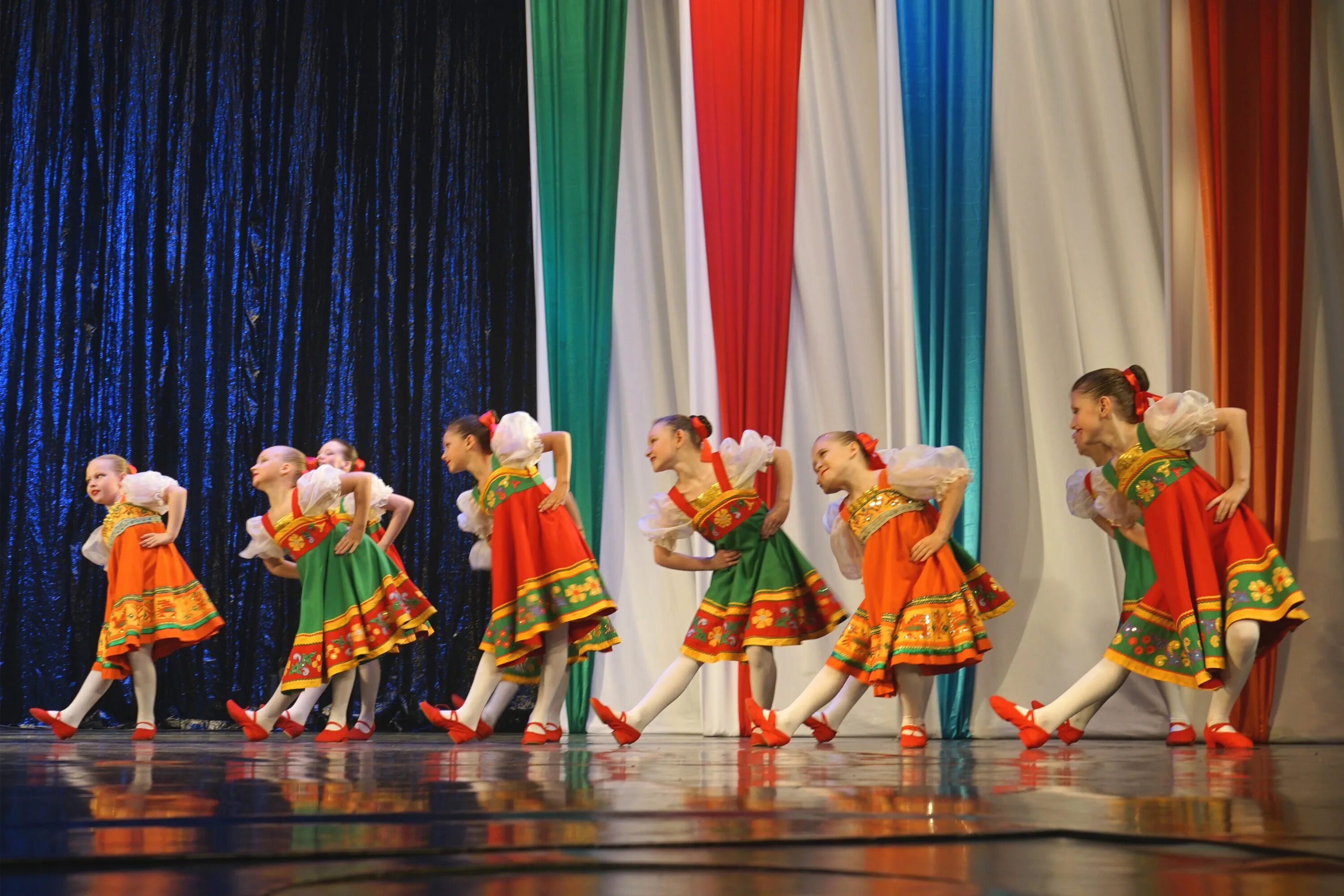 Ансамбль дальний восток хкф. Задоринки ансамбль алтайский край фотографии институт культуры. Горенка хабаровск. Ансамбль радость хабаровск. Театр танца отражение.