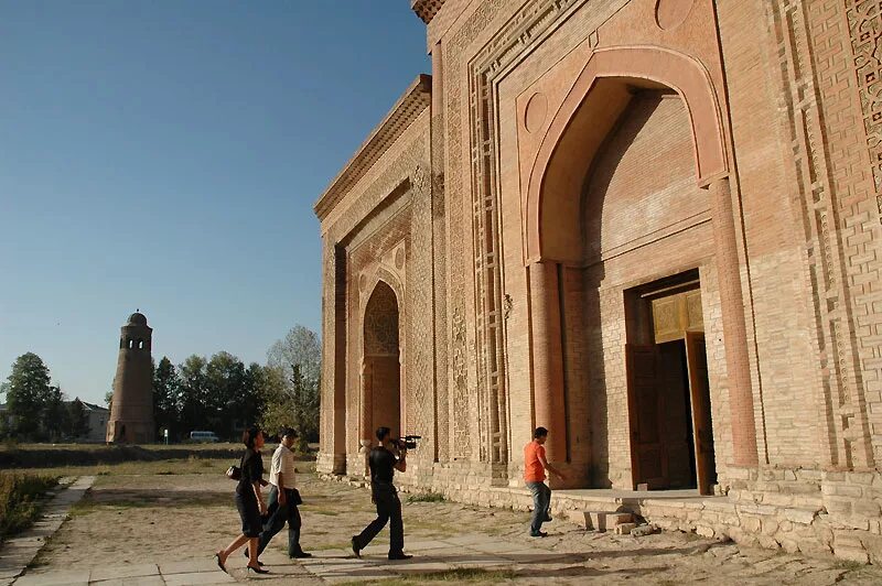 Мавзолей Узген. Город Узген Киргизия. Узген архитектурный комплекс. Узгенскийминарет мавзолеи.