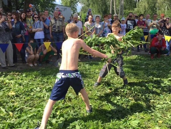 Наказание крапивой мальчиков. Бой с крапивой.