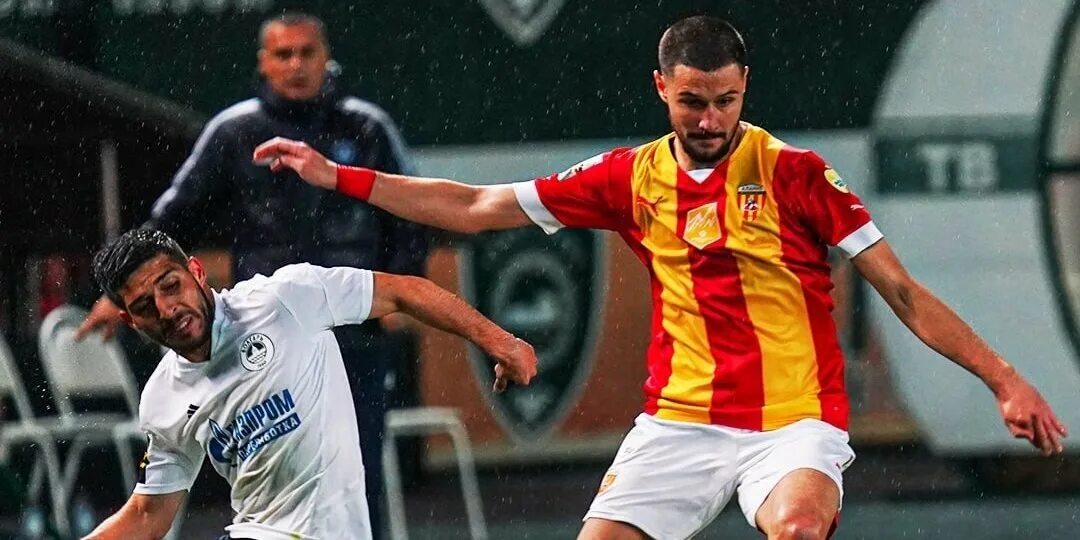 Футбольный матч. Турок в нидерландах. Нидерланды чехия 2021. Насри между трех испанцев. Турция 1 4 финала.