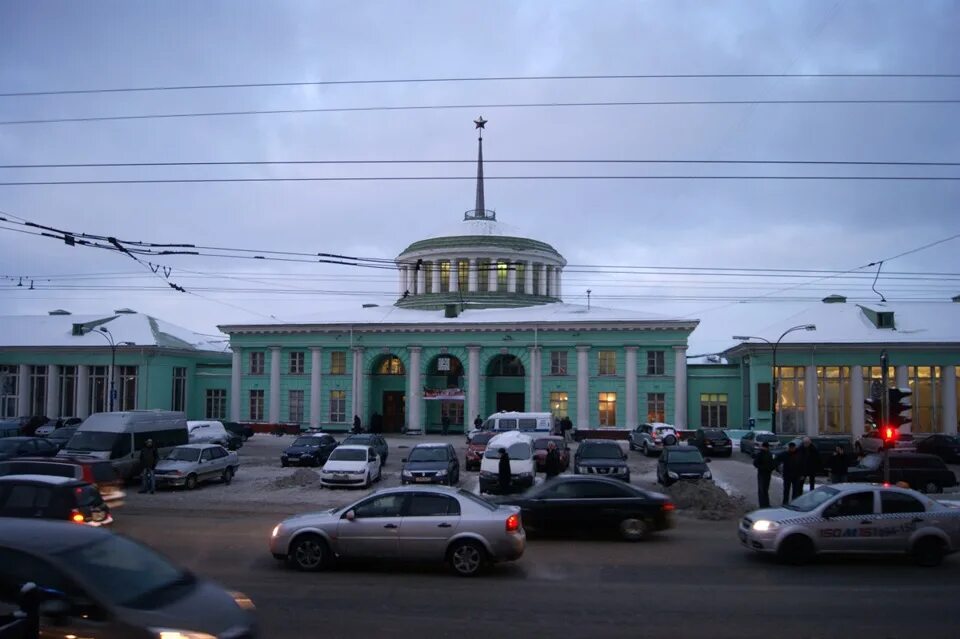 Работа вокзал мурманск. ЖД вокзал Мурманск. Вокзал Мурманск внутри. ЖД вокзал Мурманск внутри. Вокзал Мурманск нуторь.
