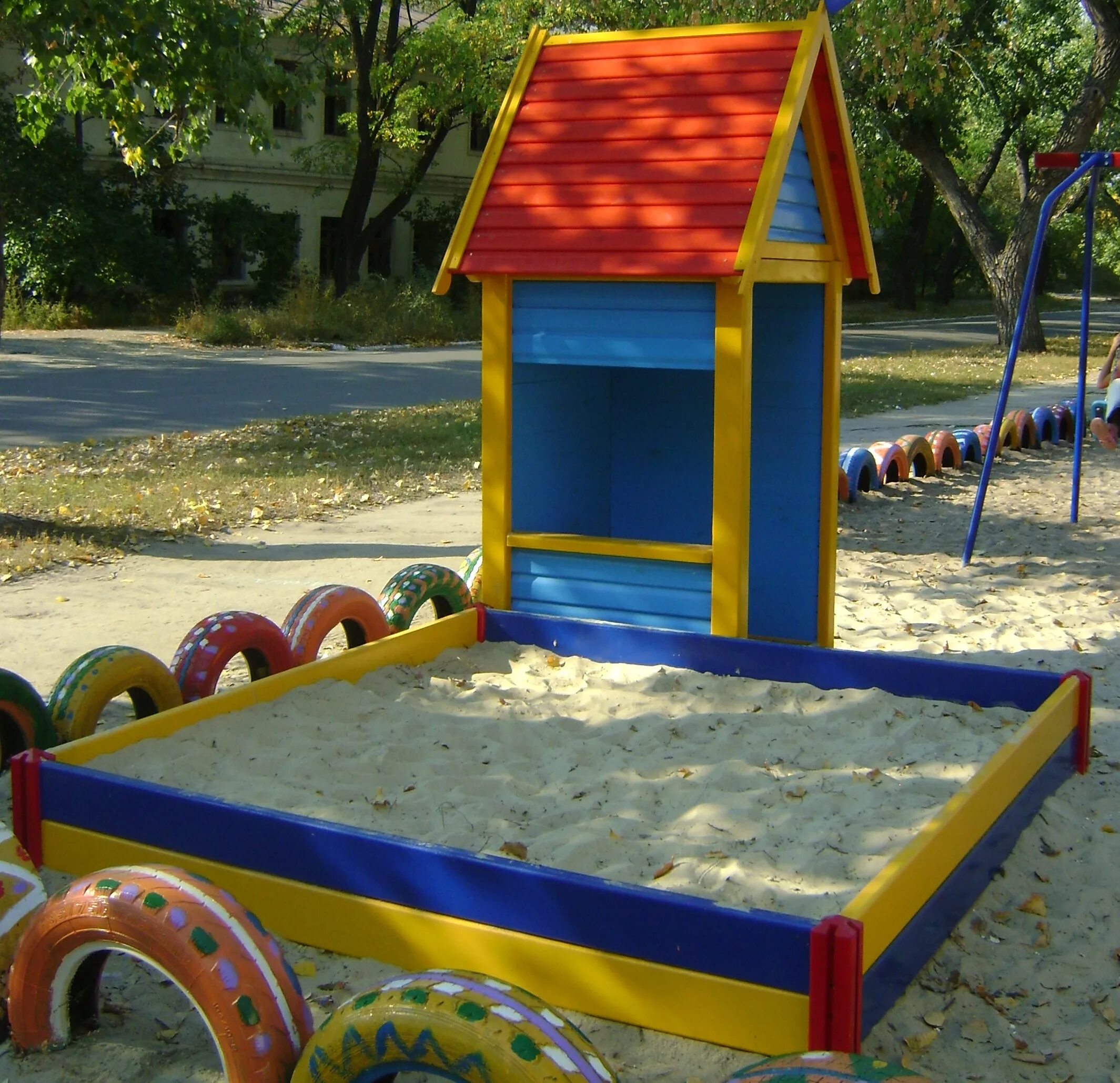Сделать площадку своими руками. Детская площадка с песочницей. Постройки на участке детского сада. Песочница на участке детского сада. Песочница во дворе.