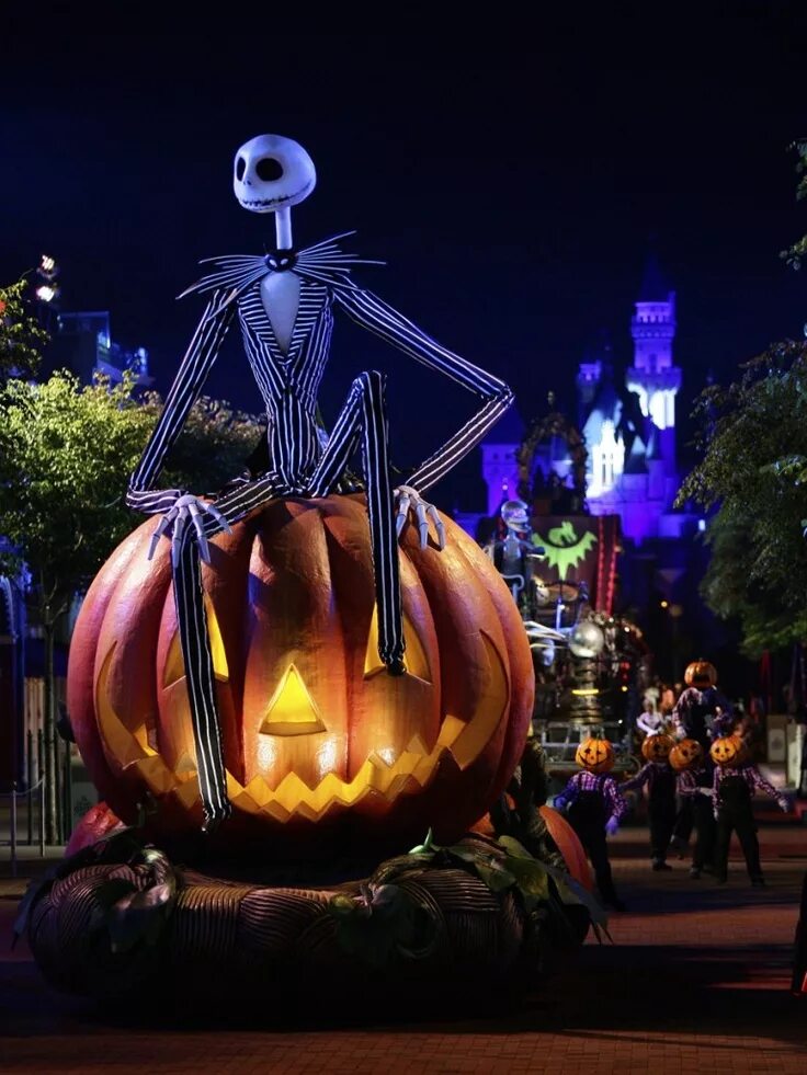 Фото хелуина. Джек Скеллингтон Диснейленд. Disneyland в Париже Helloween. Диснейленд Хэллоуин. Праздник Хэллоуин Хэллоуин.