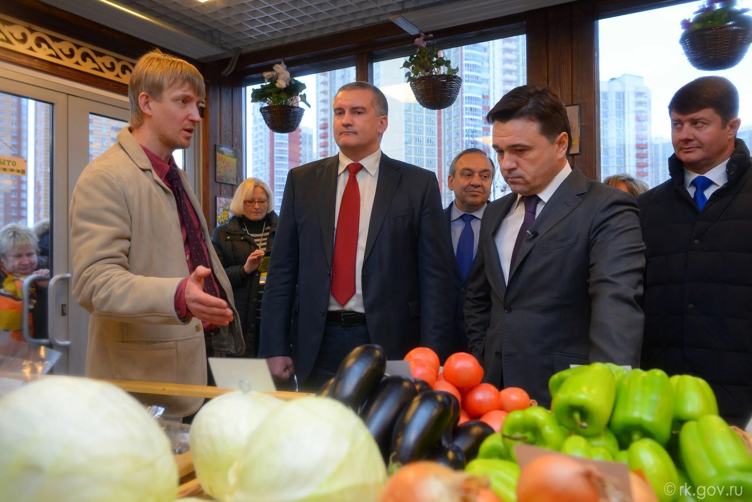 Москва Крымское подворье. Владелец магазинов яблоко в Крыму. Яблоко сеть магазинов Крым. Хозяин сети магазинов яблоко.