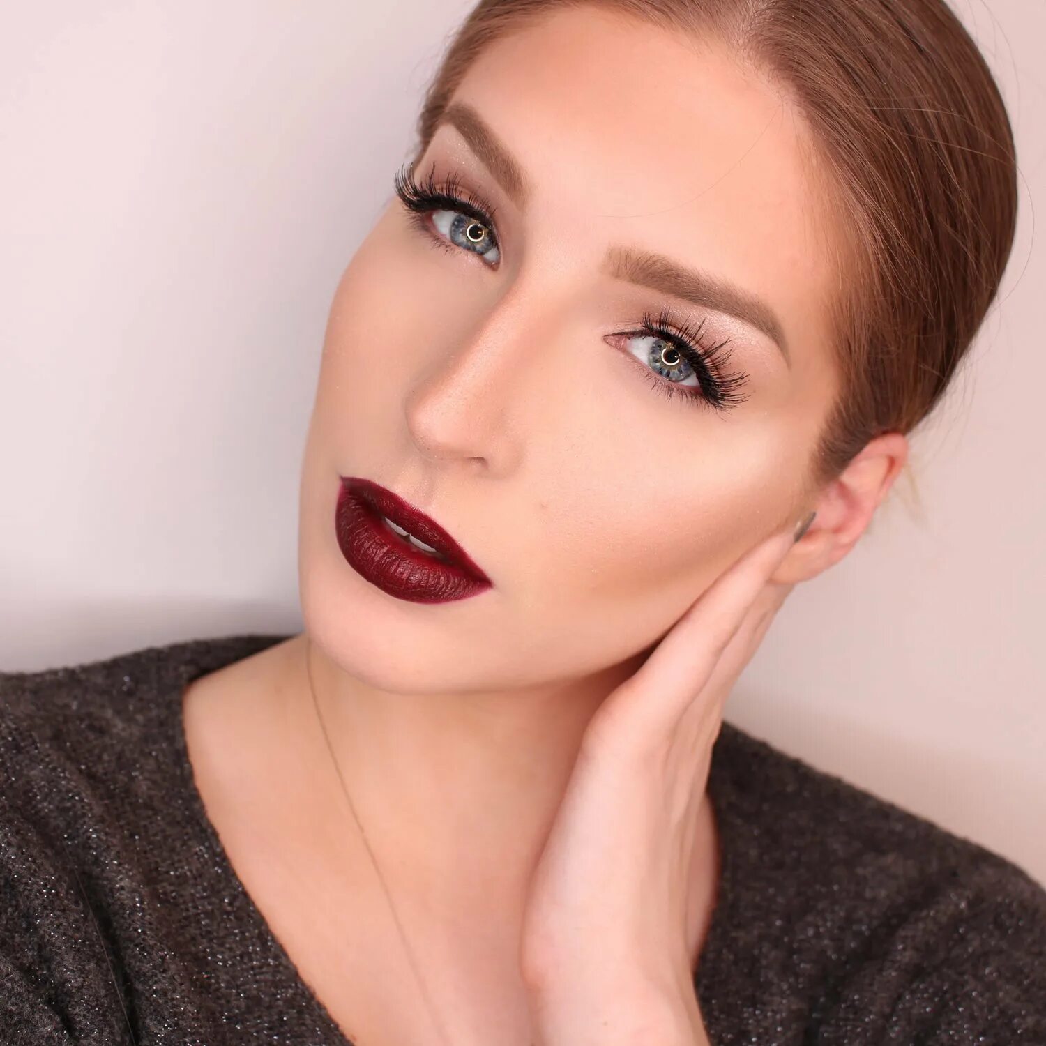 сливовая помада для брюнеток. макияж помада цвета. макияж помада цвета. макияж с красной помадой. макияж смоки марсала.
