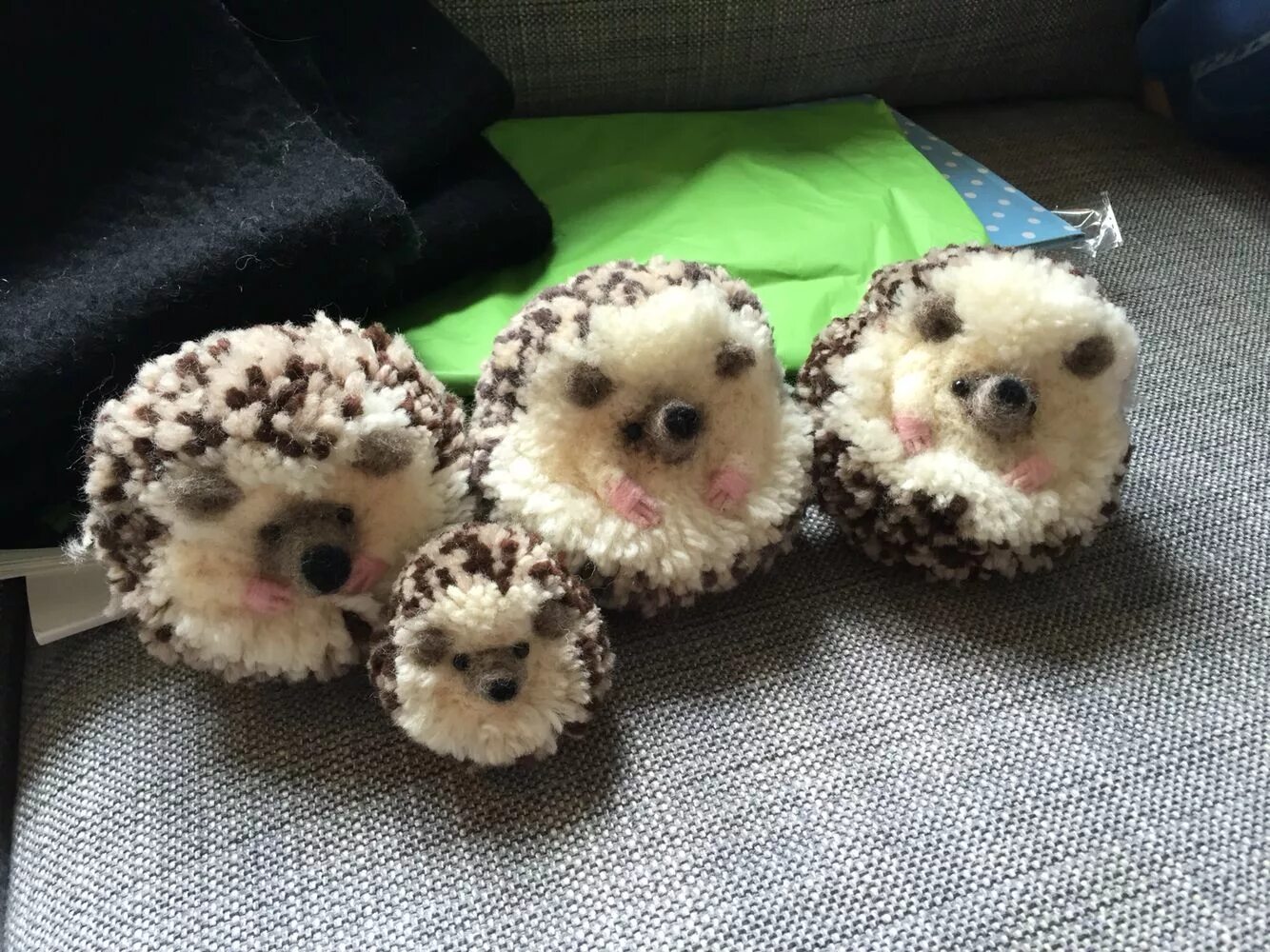 Брошь из помпонов. Помпон ежик. Ежик из помпонов. Поделки из помпончиков. Еж из помпона.