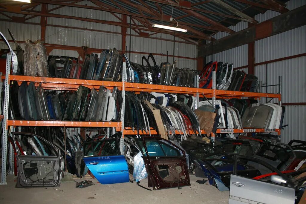 Г ногинск авторазборка. Авторазборка запчасти. Стеллажи для авторазбора. Кузовные запчасти для иномарок. Склад авторазборки.