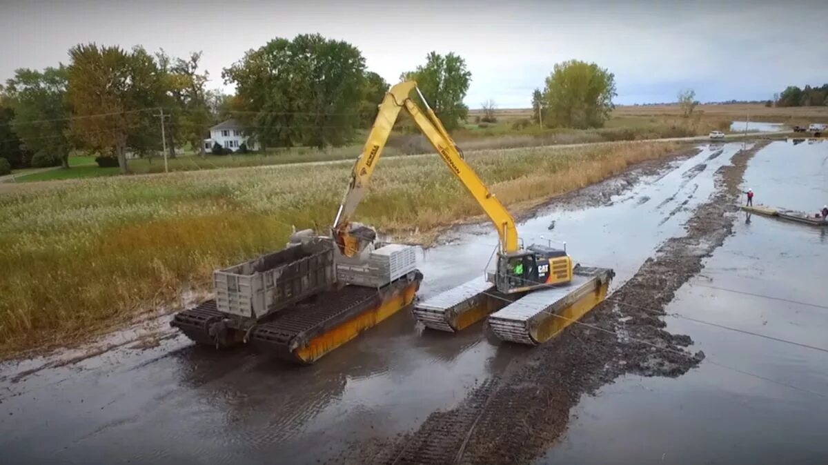 Очистка экскаватора. Экскаватор-амфибия Waterking wk150. Понтон экскаваторный ПЭ-60. Экскаватор на понтоне. Земснаряд на экскаватор.