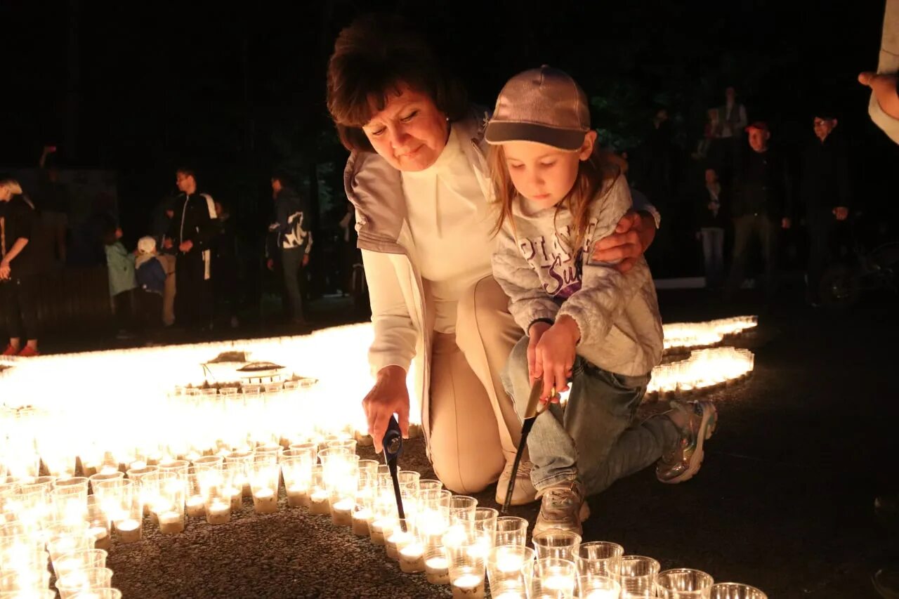 Luminary 1000 свечей. Огненные картины свечами. Фото Шатунова со свечой. Выложили свечами ко ДНД Победы. Выложить 900 Ленинград из свечей.