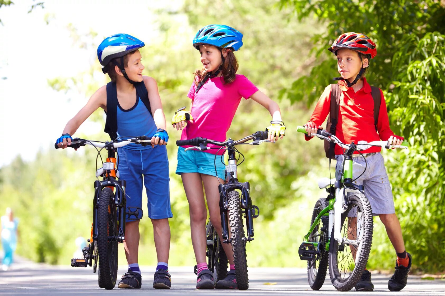 Don t ride a bike. Дети с велосипедом. Подросток на велосипеде. Подростки на великах. Дети катаются на велосипеде.