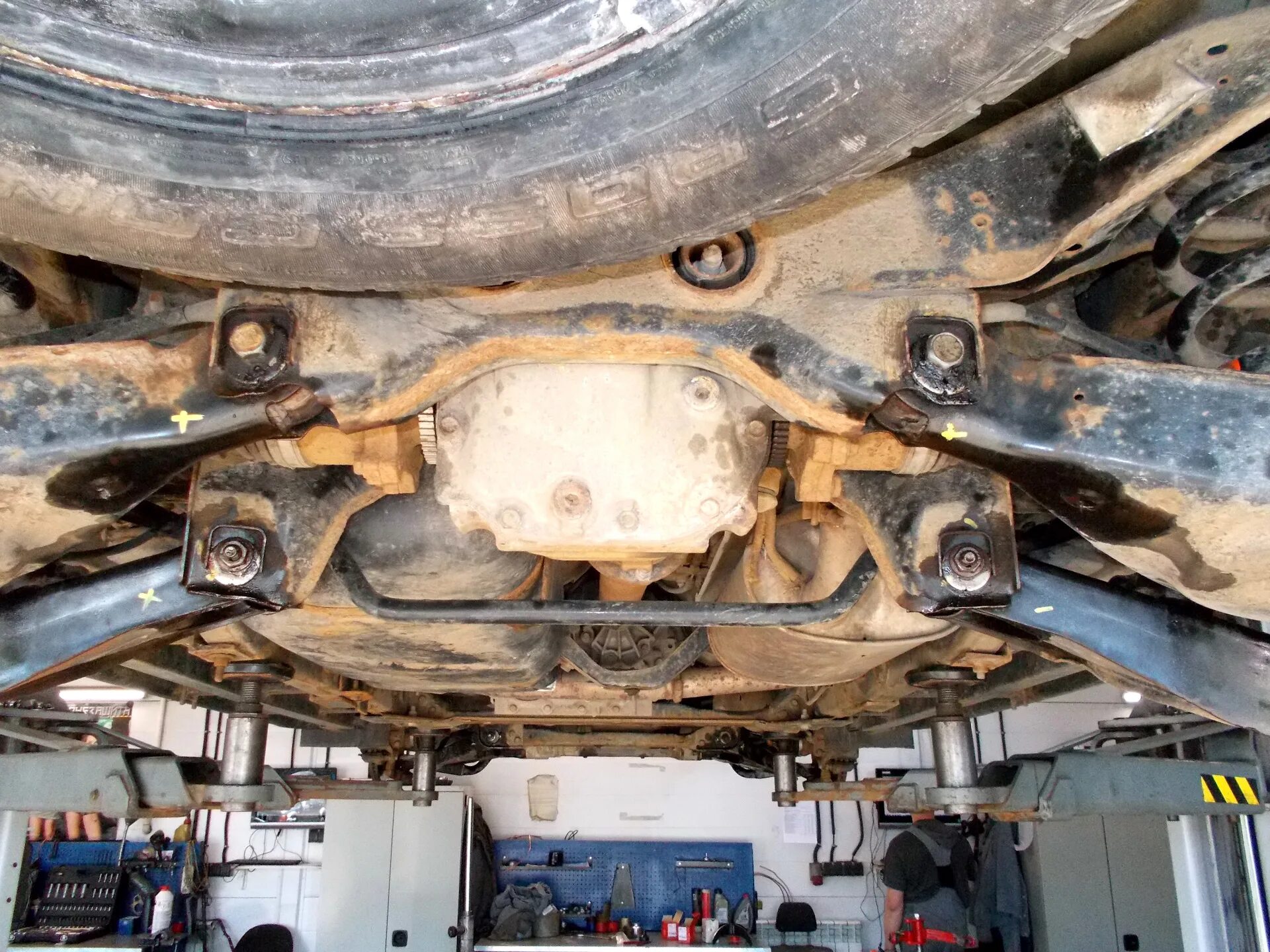 Mitsubishi outlander сливная заливная пробка раздатки. замена 4wd. задний мост nissan tiida 4wd. замена 4wd. опора акпп чайзер 4 wd.