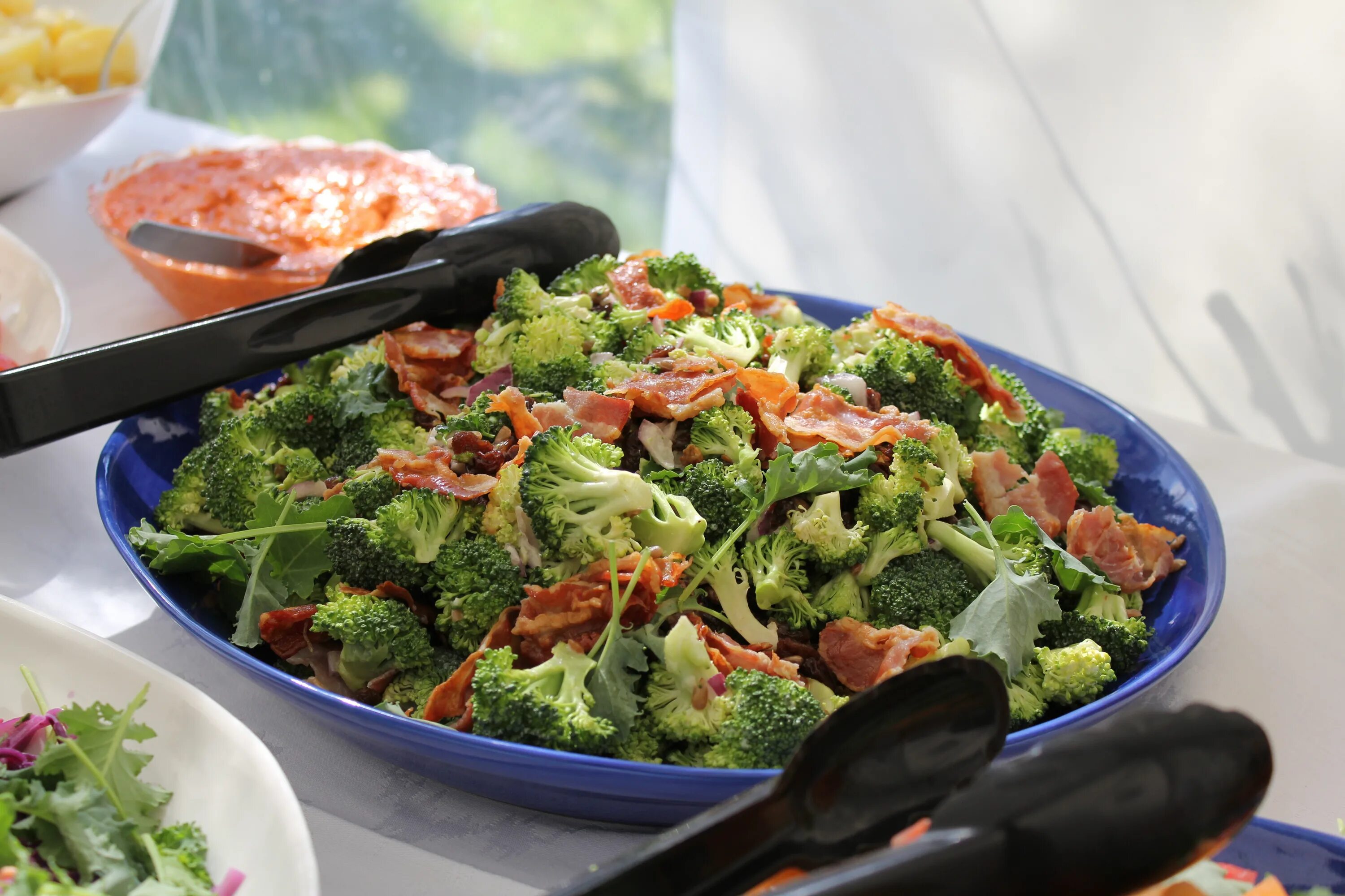 Vegetable lunch. Салат из брокколи. Овощной салат с брокколи. Зеленая еда. Салат с семгой и брокколи.