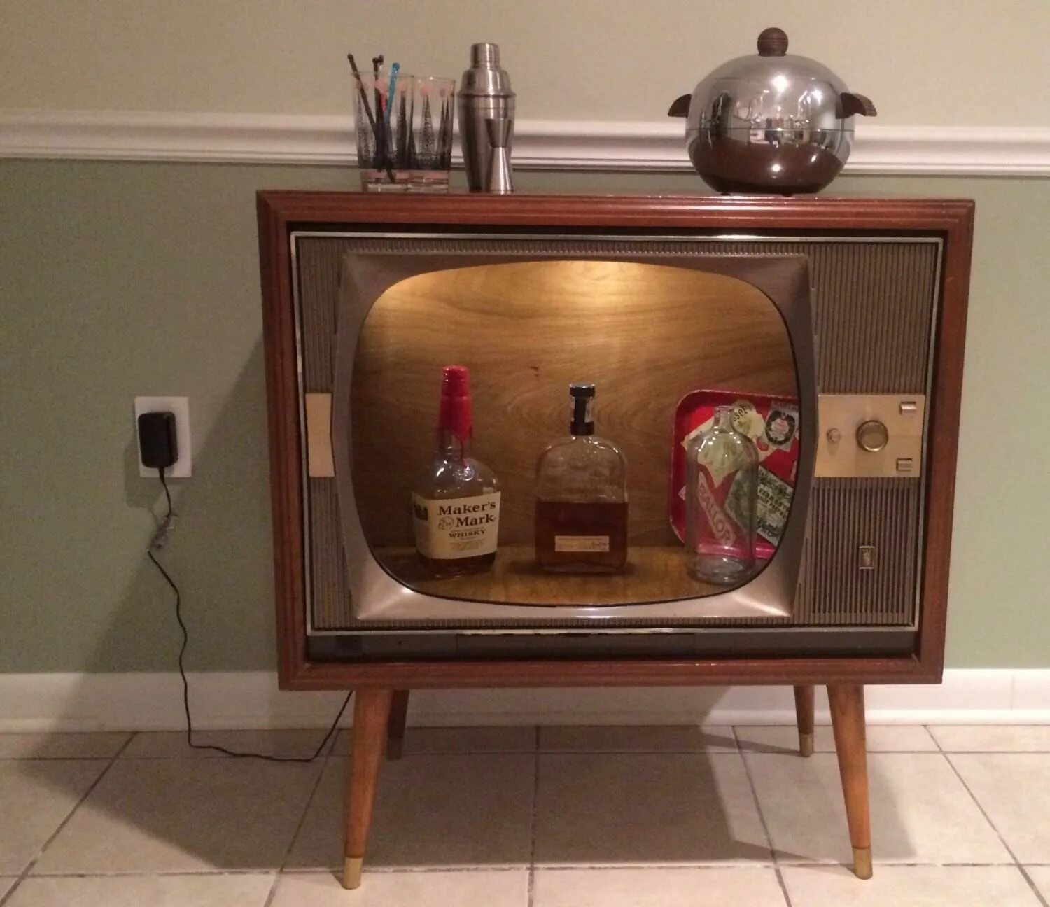 Клумба из телевизора. Как использовать старый телевизор. Полка из старого телевизора. Как использовать старый телевизор. Как использовать старый телевизор.