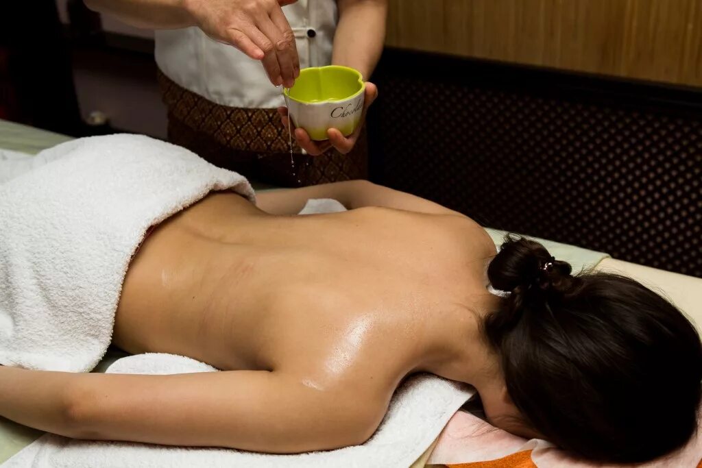Спа массаж для женщин. Aroma oil massage тайланд. Тайский ойл. Тайский арома ойл. Тайский арома ойл массаж.