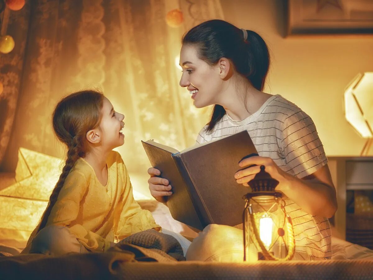 Книги для детей. Мама читает сказку ребенку. Мама рассказывает сказку. Чтение на ночь детям.