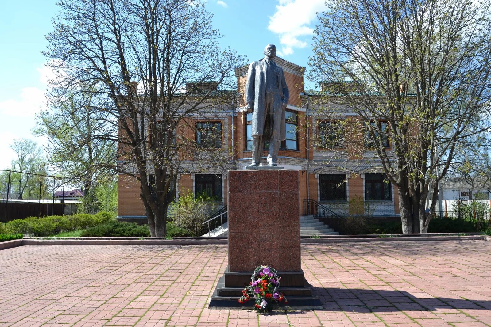 Поселок верховье орловской. Поселок Верховье Орловской области. Верховье Орловская область памятник Ленину. Верховье Орловской области памятники. Пгт Верховье Верховский район.